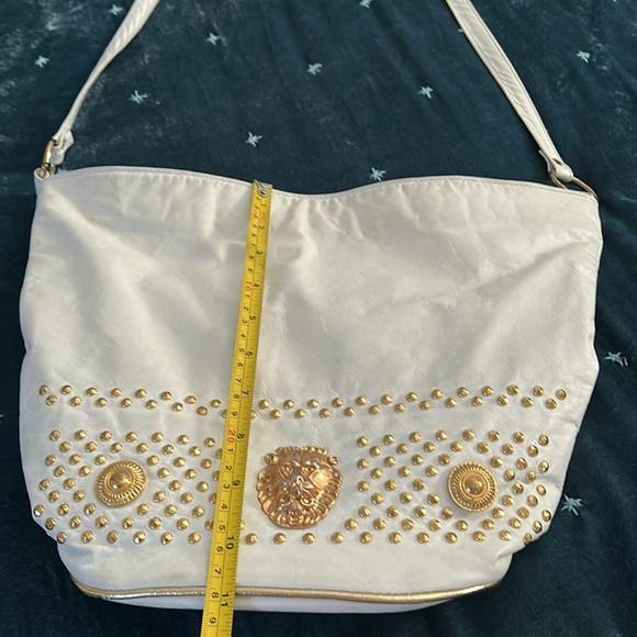 Vintage white leather gold lion studded bucket bag - Picture 8 of 9